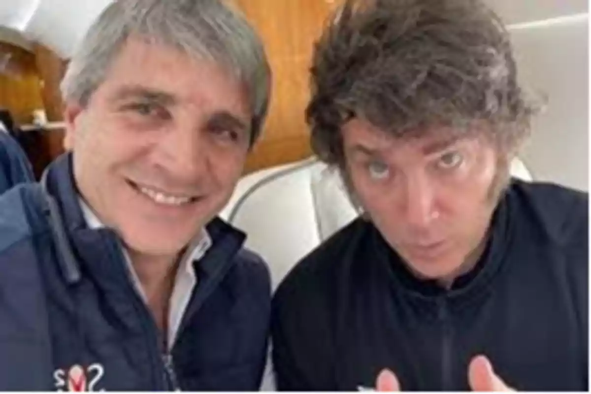 Dos personas posando para una foto dentro de un avión.