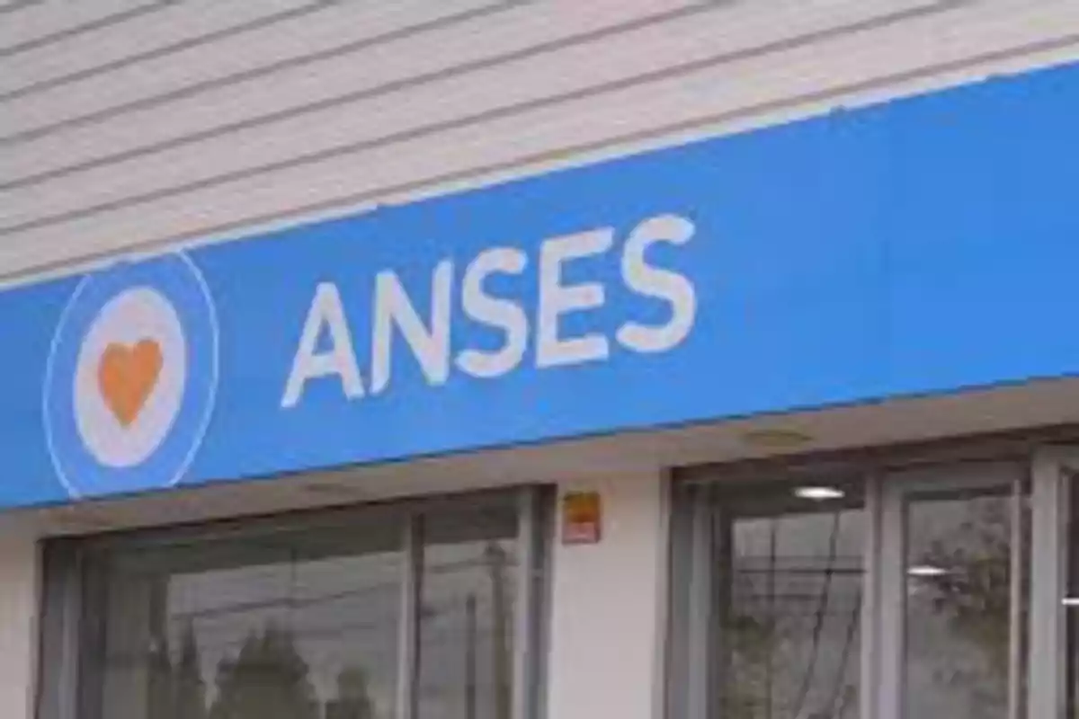 Fachada de una oficina de ANSES con un cartel azul y un logotipo de corazón.