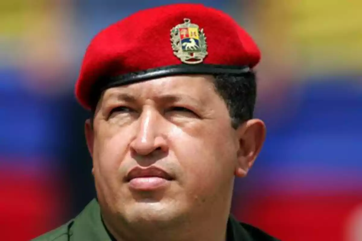 Un hombre con boina roja y uniforme militar.