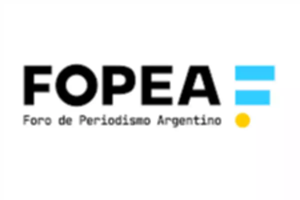 Logo de FOPEA con texto Foro de Periodismo Argentino y dos franjas celestes junto a un círculo amarillo Logo de FOPEA con texto Foro de Periodismo Argentino y dos franjas celestes junto a un círculo amarillo