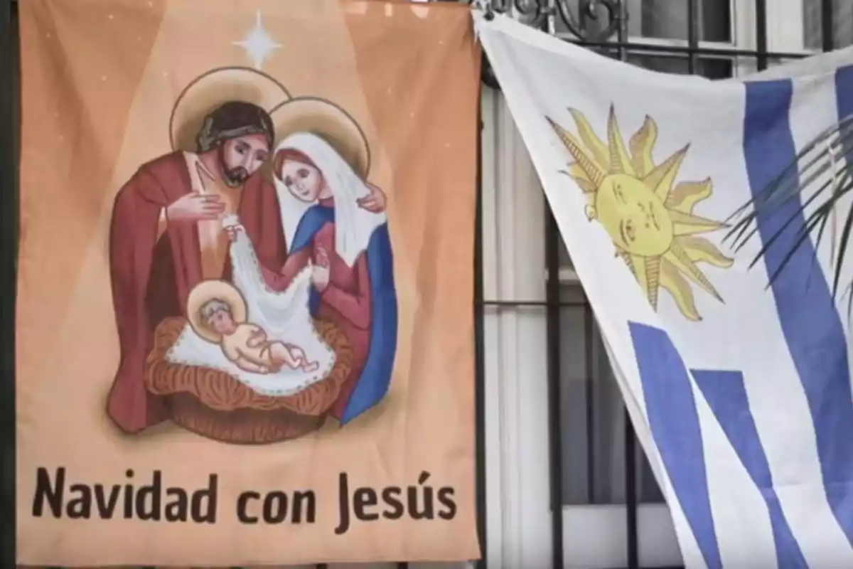 Un cartel con una imagen de la Sagrada Familia y el texto "Navidad con Jesús" junto a una bandera de Uruguay.