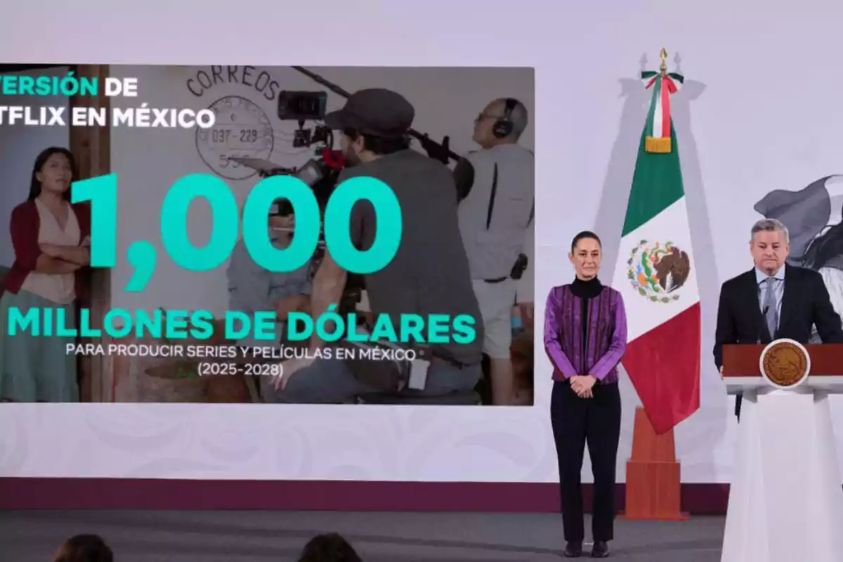 Una presentación oficial anuncia una inversión de 1,000 millones de dólares por parte de Netflix en México para la producción de series y películas entre 2025 y 2028, con dos personas en un podio junto a una bandera mexicana.