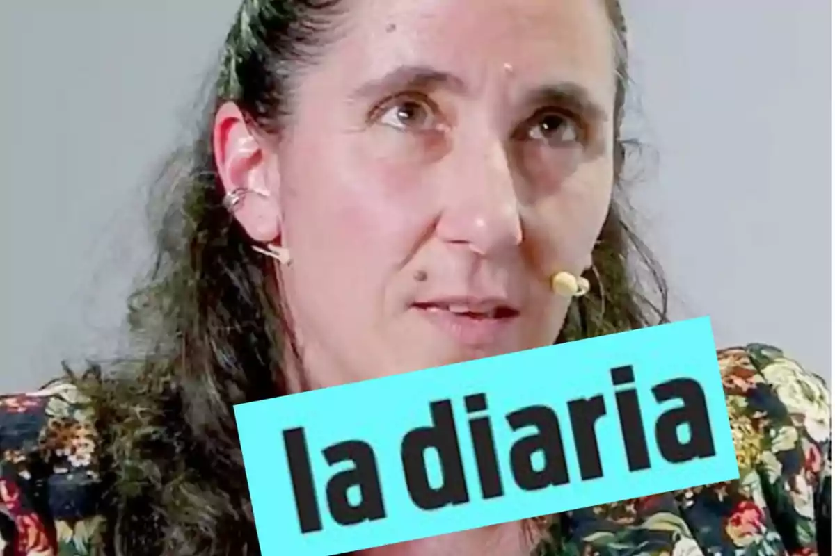 Dark, curly-haired woman with a headset microphone, gray background, and a light blue box with the text "la diaria" covering the lower part of the image