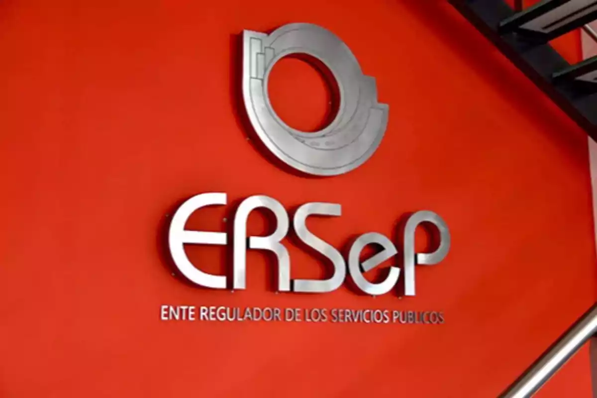 Logotipo del ERSeP en una pared roja con letras plateadas.