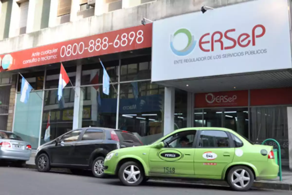 Fachada de un edificio con el logo de ERSeP y varios autos estacionados en la calle.