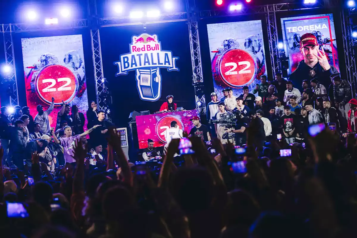 Evento de freestyle con un escenario iluminado y una multitud animada en la competencia Red Bull Batalla.