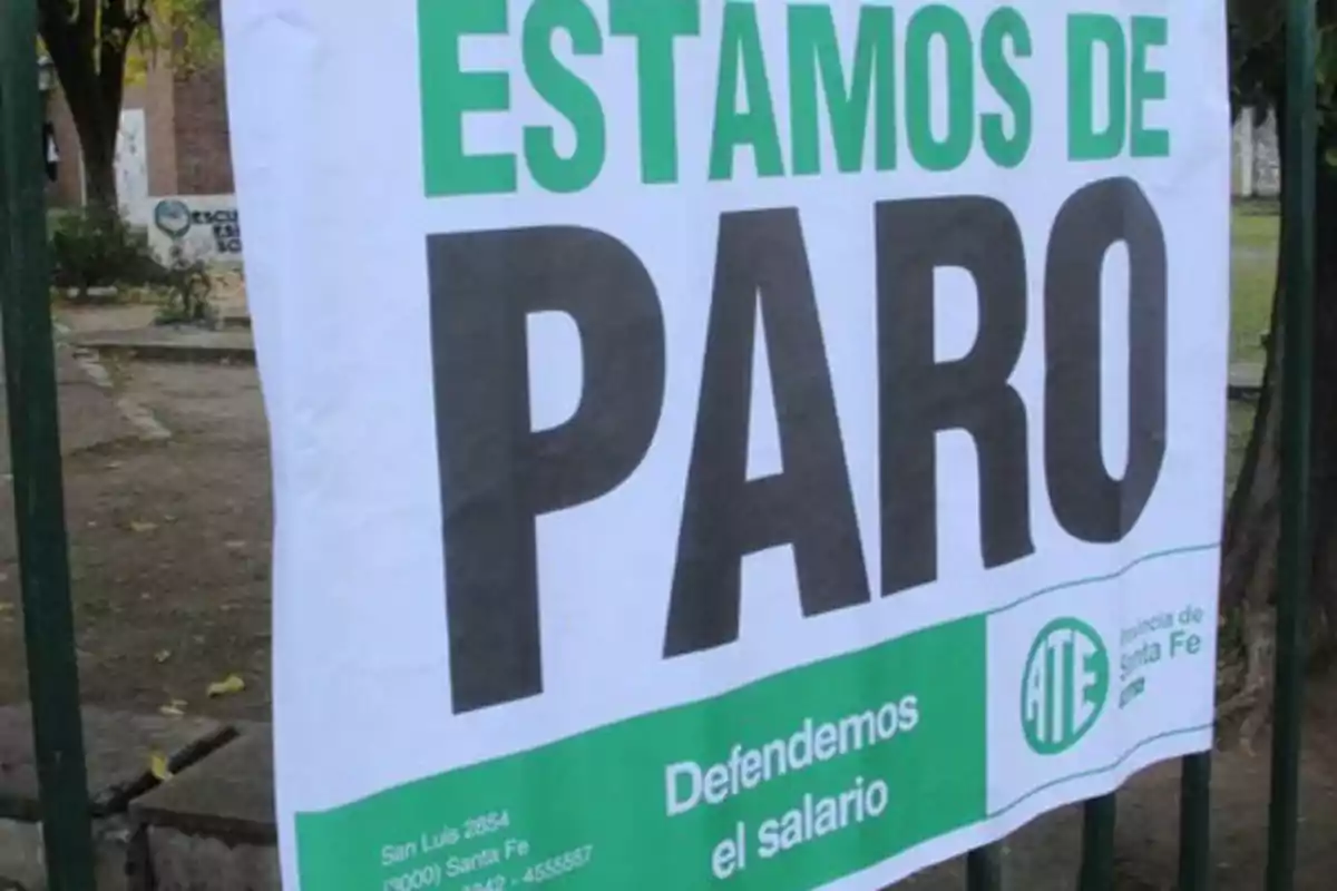 Un cartel de protesta de ATE en Santa Fe que dice Un cartel de protesta de ATE en Santa Fe que dice