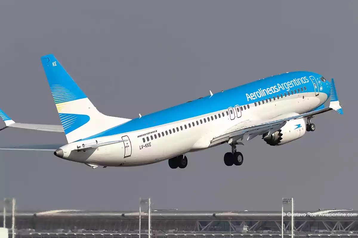 Un avión de Aerolíneas Argentinas despegando en un cielo despejado.