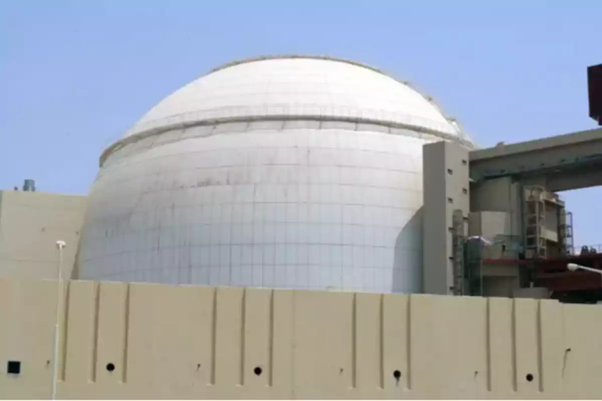 Cúpula blanca de una planta nuclear con cielo despejado de fondo