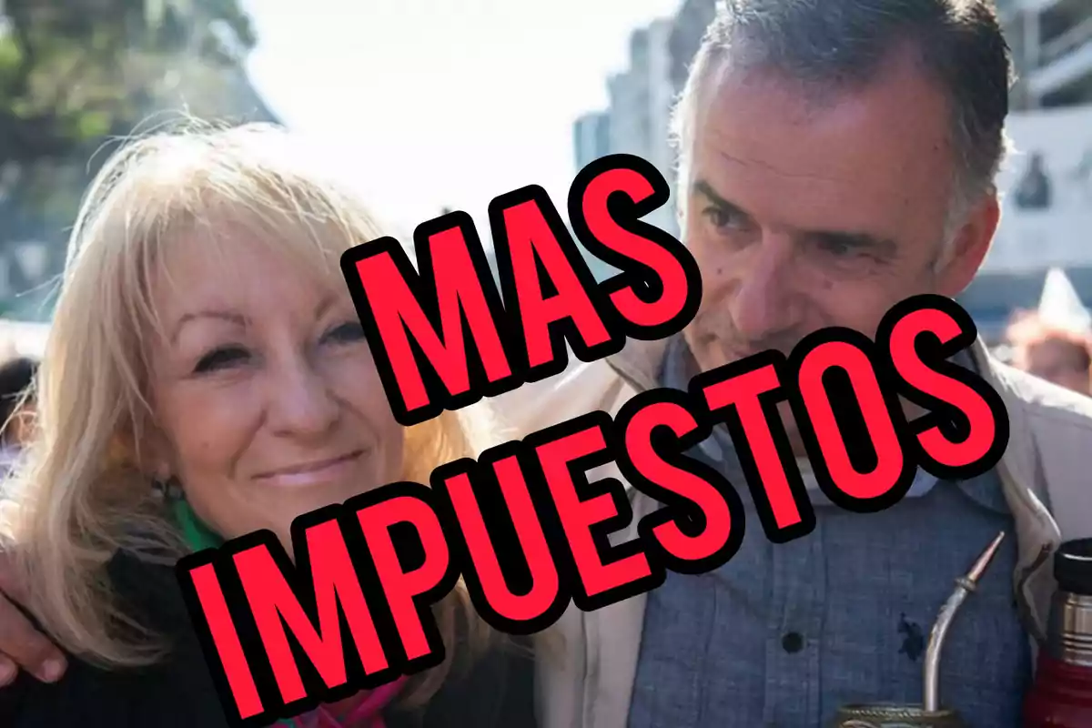 Una pareja sonriente con un texto superpuesto que dice "MAS IMPUESTOS".