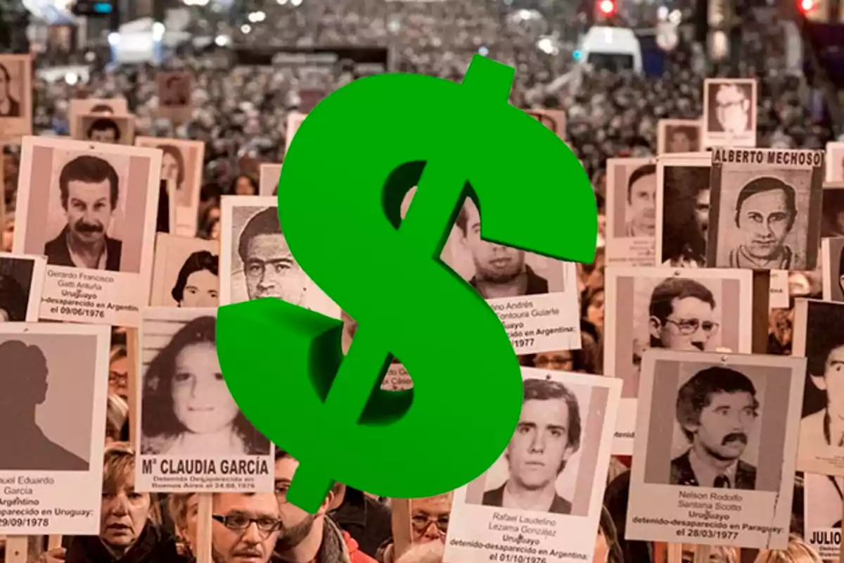 Una multitud sostiene carteles con fotos de personas desaparecidas mientras un gran símbolo de dólar verde se superpone en el centro de la imagen.