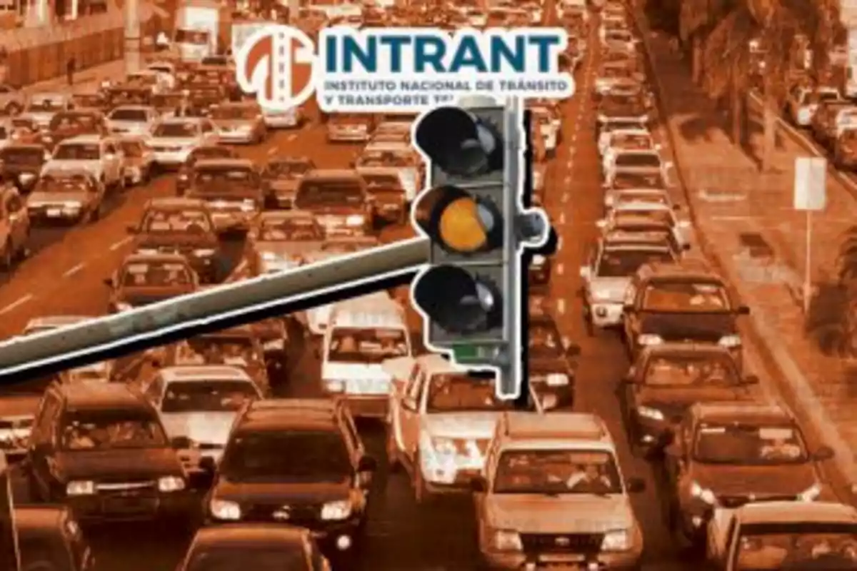 Muchos autos en una avenida con un semáforo en amarillo y el logo de INTRANT en la parte superior Muchos autos en una avenida con un semáforo en amarillo y el logo de INTRANT en la parte superior