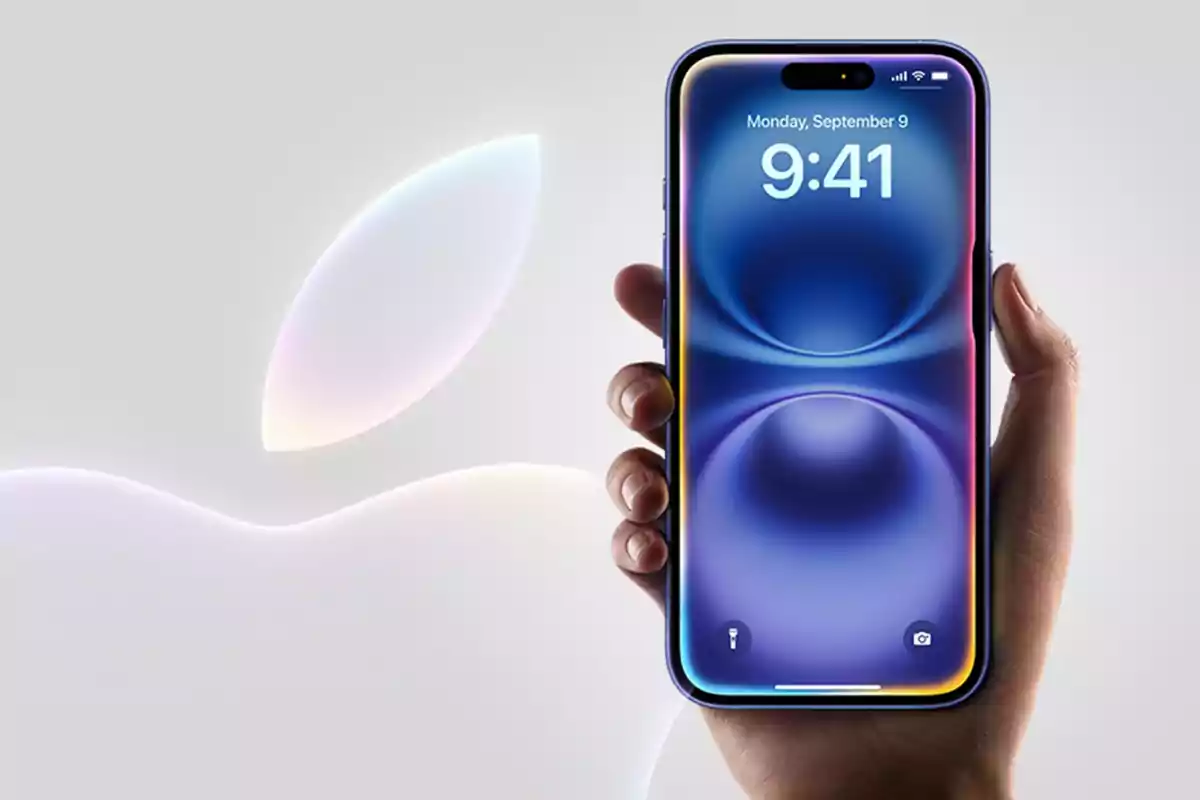 Una mano sostiene un iPhone 17 con la pantalla encendida mostrando la hora 9:41 y un fondo azul, con el logotipo de Apple en el fondo.