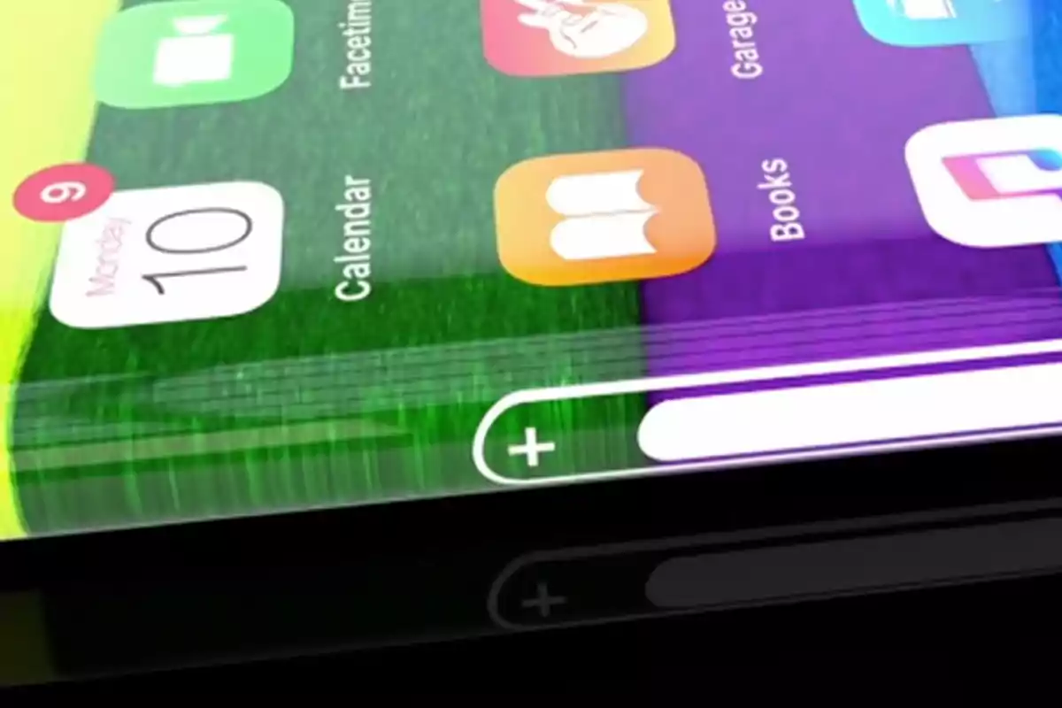 Pantalla de un dispositivo móvil con aplicaciones visibles y un diseño curvo en los bordes. Pantalla de un dispositivo móvil con aplicaciones visibles y un diseño curvo en los bordes.