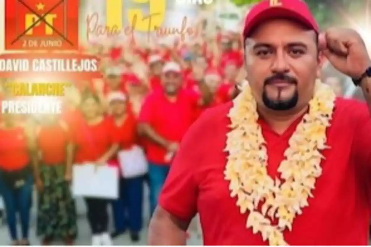 Un hombre con camisa roja y collar de flores levanta el puño, rodeado de un grupo de personas vestidas de rojo, con un fondo que incluye texto y un logotipo.