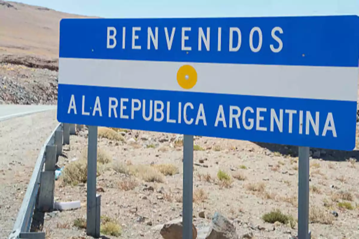 Un cartel azul y blanco que da la bienvenida a la República Argentina en un paisaje árido.