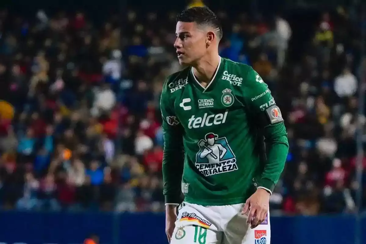 Futbolista con uniforme verde del Club León en un estadio durante un partido Futbolista con uniforme verde del Club León en un estadio durante un partido