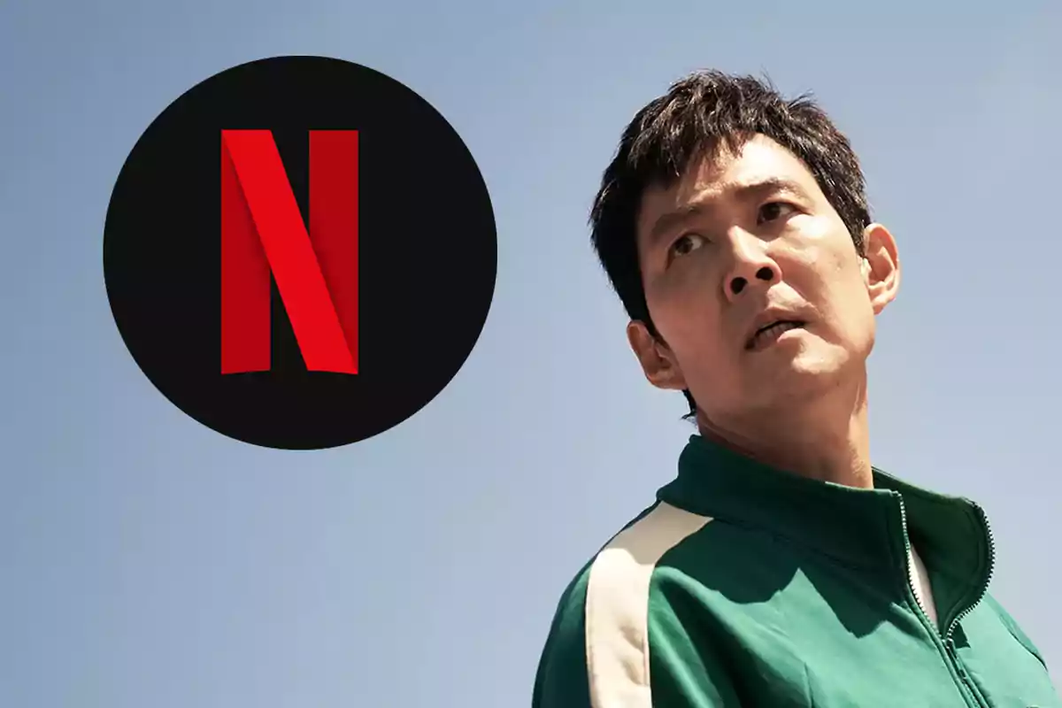 El protagonista de "El Juego del Calamar 2" con chaqueta verde mira hacia arriba junto al logotipo de Netflix sobre un fondo azul claro.