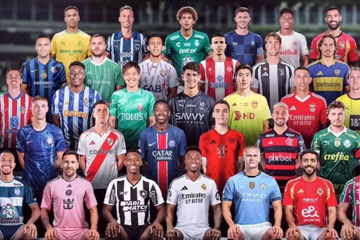 Un grupo de futbolistas posando con camisetas de diferentes equipos de fútbol.