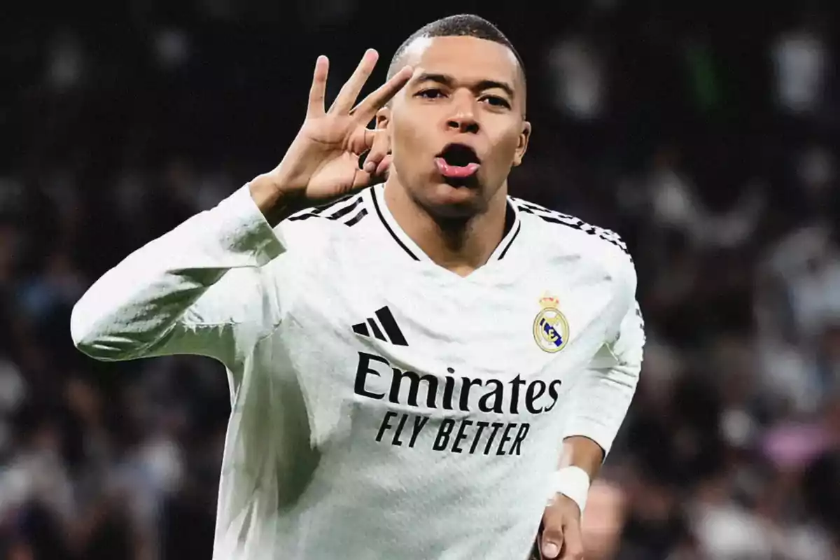 Un jugador de fútbol con uniforme blanco celebrando en el campo. Un jugador de fútbol con uniforme blanco celebrando en el campo.