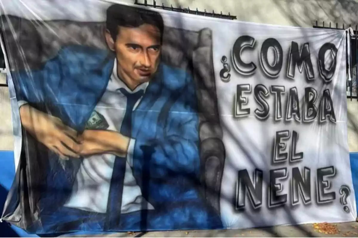 Un mural muestra a un hombre con traje azul y corbata, sentado en un sillón, guardando un fajo de billetes en su chaqueta, junto a la frase Un mural muestra a un hombre con traje azul y corbata, sentado en un sillón, guardando un fajo de billetes en su chaqueta, junto a la frase