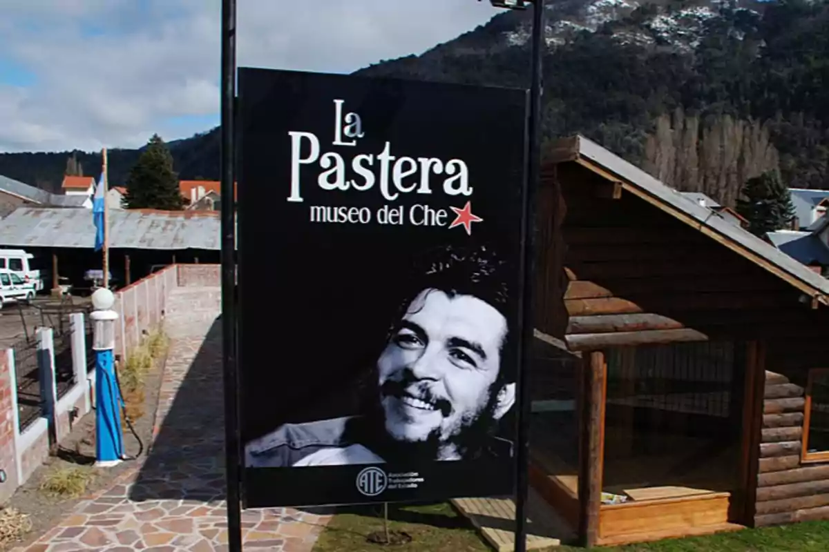 Cartel del museo La Pastera dedicado al Che Guevara con su imagen sonriente en un entorno montañoso.