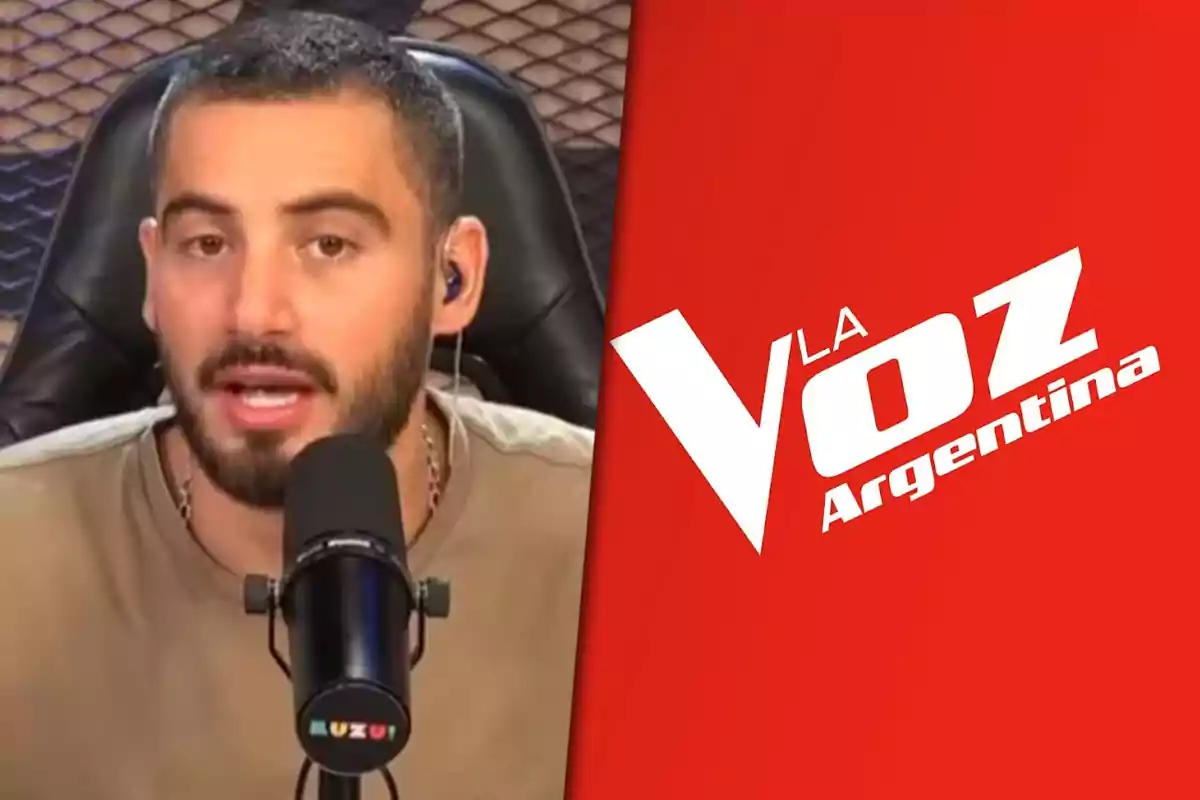 Hombre con barba hablando frente a un micrófono y al lado el logo de La Voz Argentina sobre fondo rojo