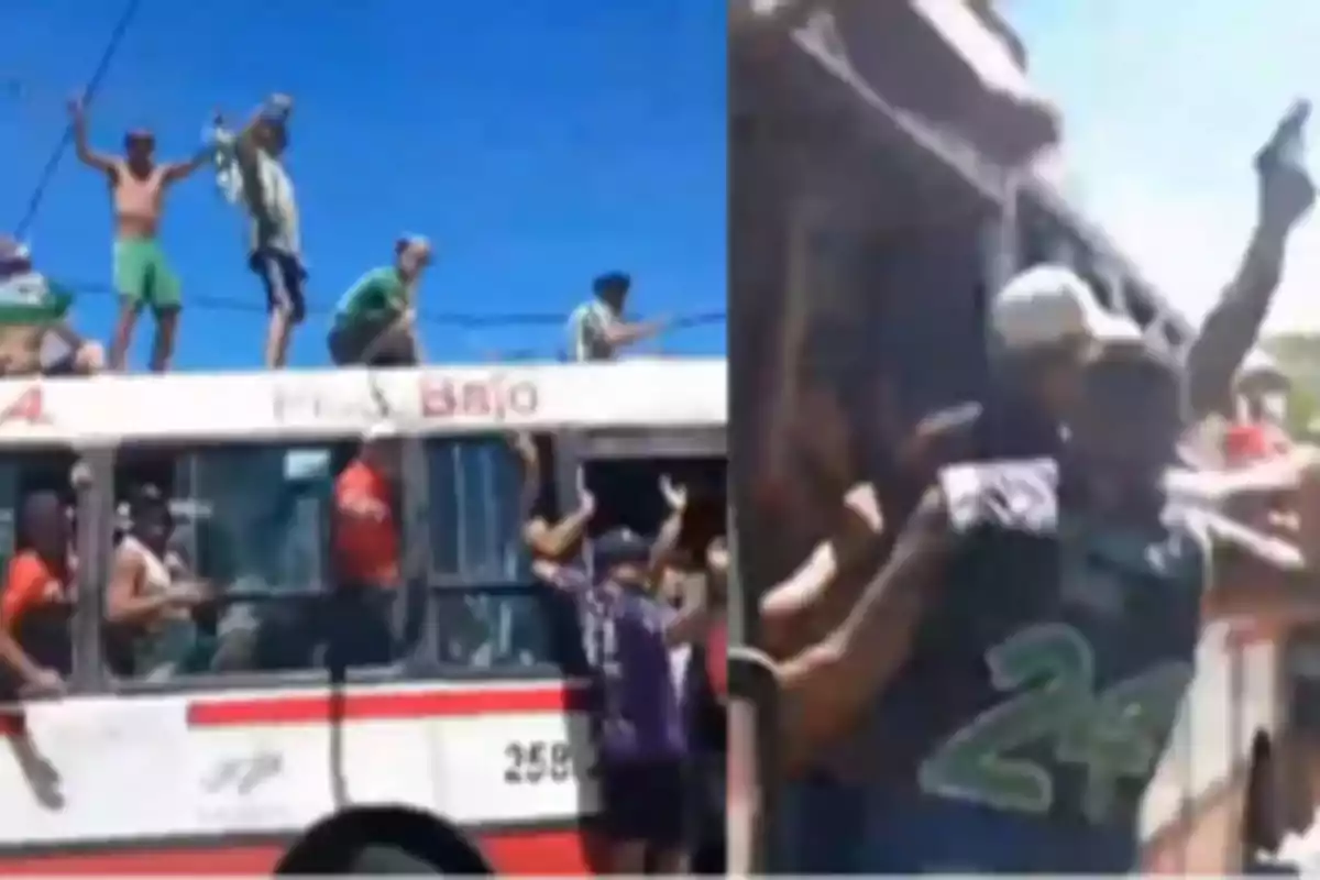 Un grupo de personas viaja en un autobús, algunas de ellas están en el techo y otras colgando de las puertas, mientras celebran y levantan los brazos.