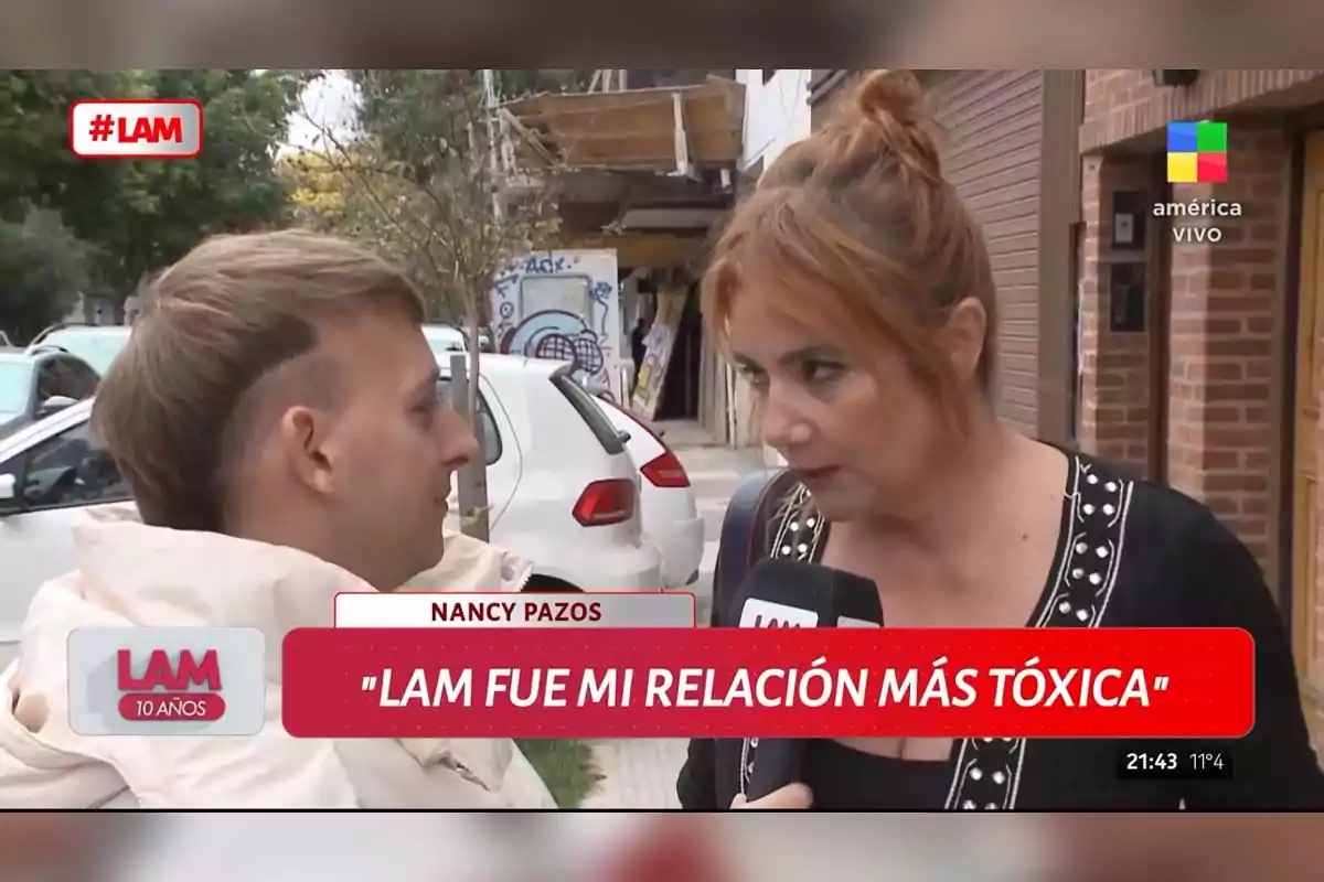Un reportero entrevista a una mujer en la calle mientras sostiene un micrófono con el logo de LAM, con un texto en pantalla que dice Un reportero entrevista a una mujer en la calle mientras sostiene un micrófono con el logo de LAM, con un texto en pantalla que dice