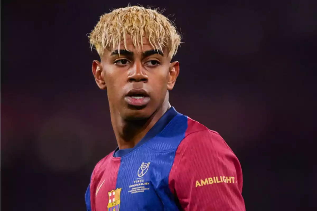 Jugador de fútbol con cabello rubio y camiseta del FC Barcelona durante un partido Jugador de fútbol con cabello rubio y camiseta del FC Barcelona durante un partido