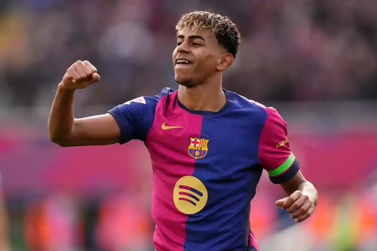 Futbolista del Barcelona celebrando un gol con el puño en alto durante un partido Futbolista del Barcelona celebrando un gol con el puño en alto durante un partido