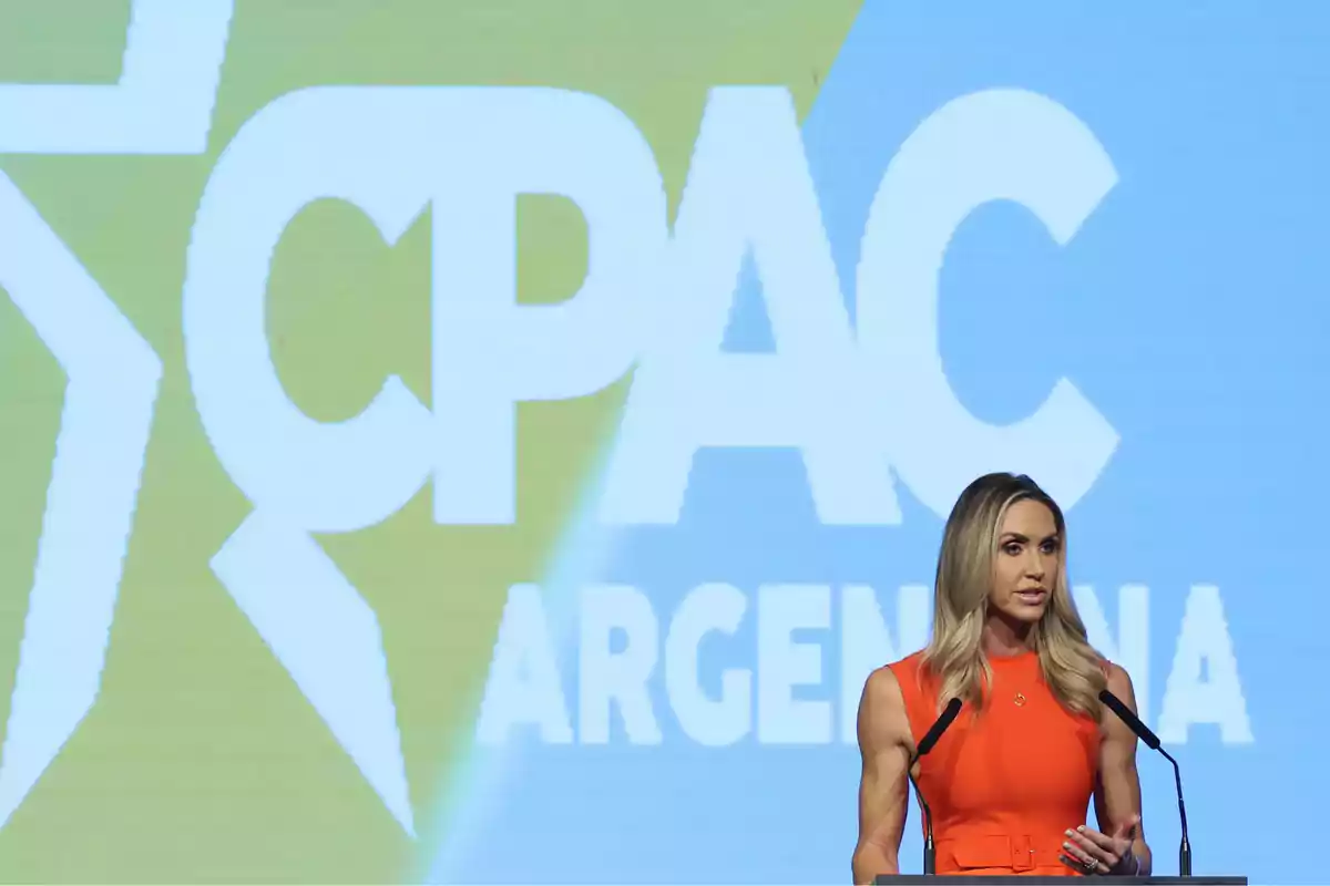 Una persona hablando en un podio con el logo de CPAC Argentina de fondo.