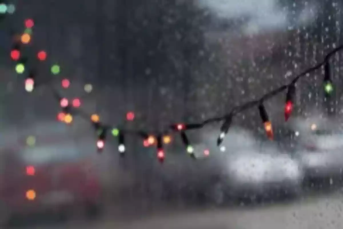 Luces de colores desenfocadas a través de una ventana con gotas de lluvia en Año nuevo 2025 en Buenos Aires. Luces de colores desenfocadas a través de una ventana con gotas de lluvia en Año nuevo 2025 en Buenos Aires.