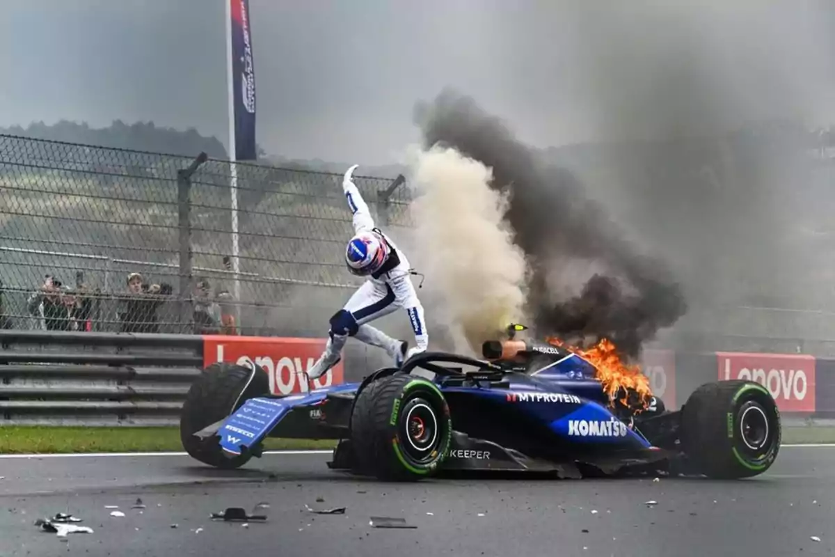 Un piloto de carreras salta de su auto en llamas durante una competencia.