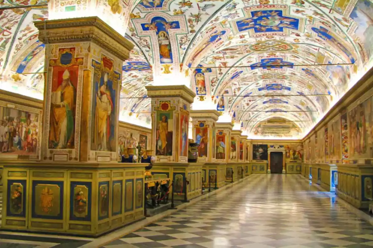 Pasillo decorado con frescos y columnas ornamentadas en un museo o galería. Pasillo decorado con frescos y columnas ornamentadas en un museo o galería.