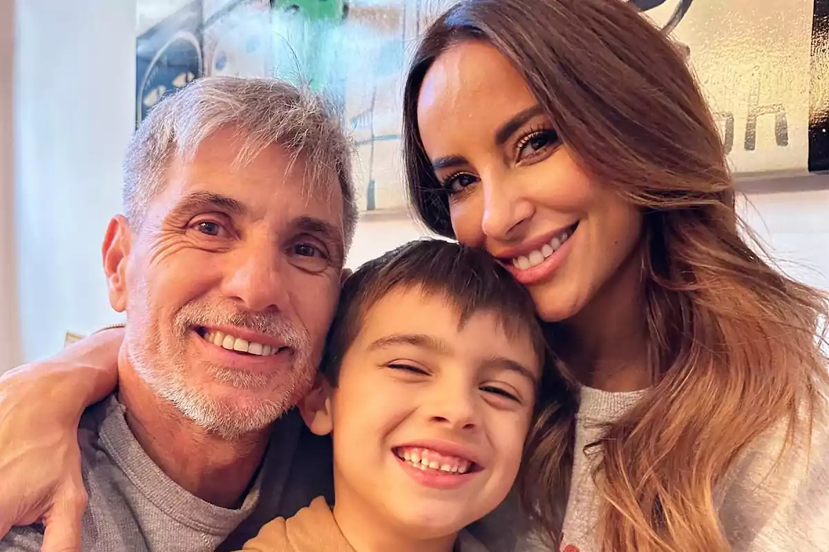 Una familia sonriente posando para una foto juntos.