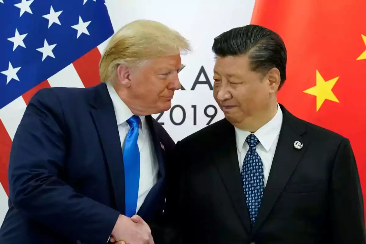 Dos líderes mundiales estrechándose la mano frente a las banderas de sus respectivos países.