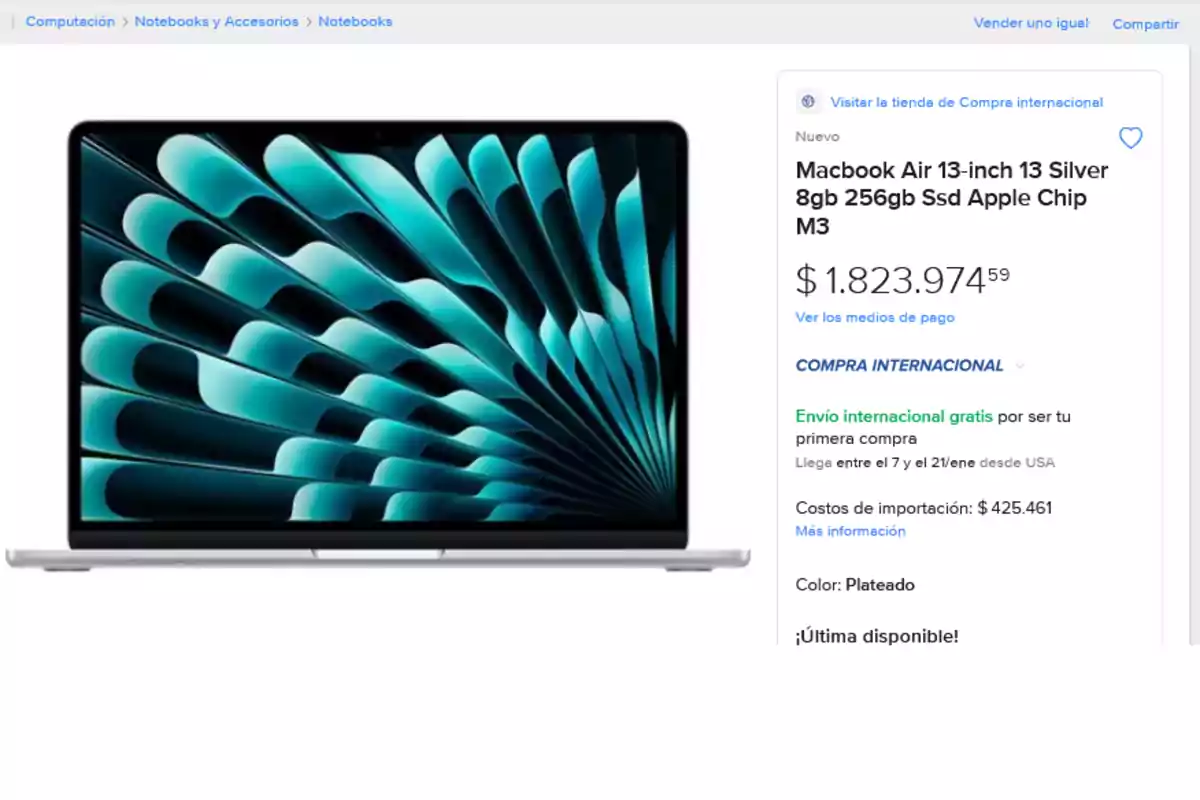 Imagen de un MacBook Air de 13 pulgadas en color plateado con especificaciones de 8GB de RAM y 256GB de almacenamiento SSD, con un precio de[IMAGE].823.974,59 y opción de compra internacional.