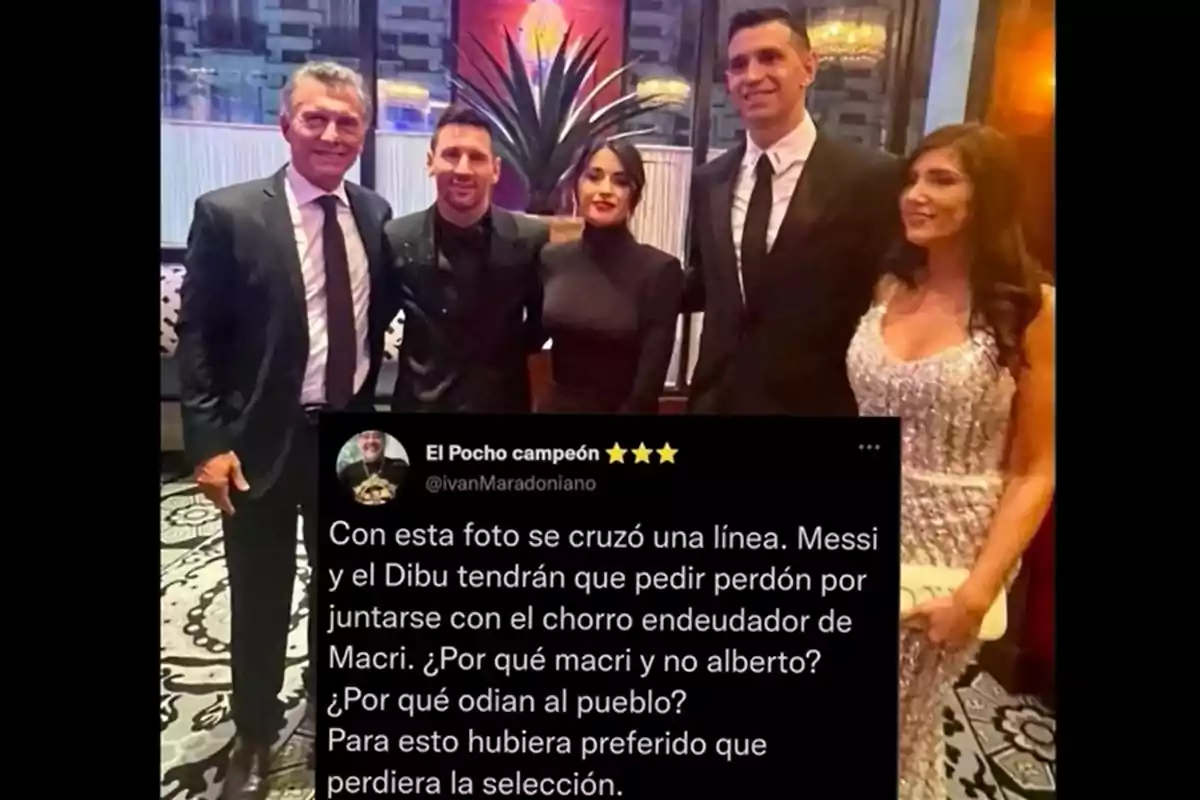 Un grupo de personas posando juntas en un evento formal, con un tuit superpuesto que expresa una opinión crítica sobre la reunión.