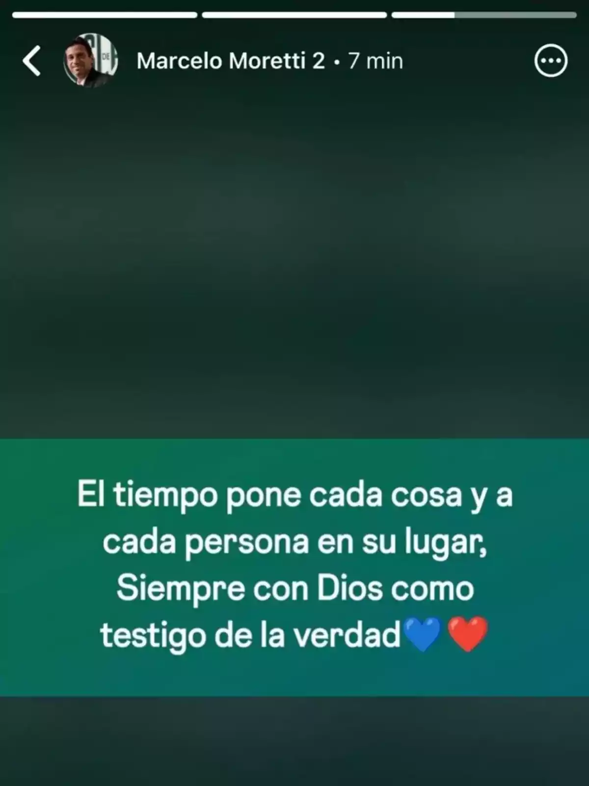 El tiempo pone cada cosa y a cada persona en su lugar, siempre con Dios como testigo de la verdad, acompañado de un corazón azul y uno rojo. El tiempo pone cada cosa y a cada persona en su lugar, siempre con Dios como testigo de la verdad, acompañado de un corazón azul y uno rojo.