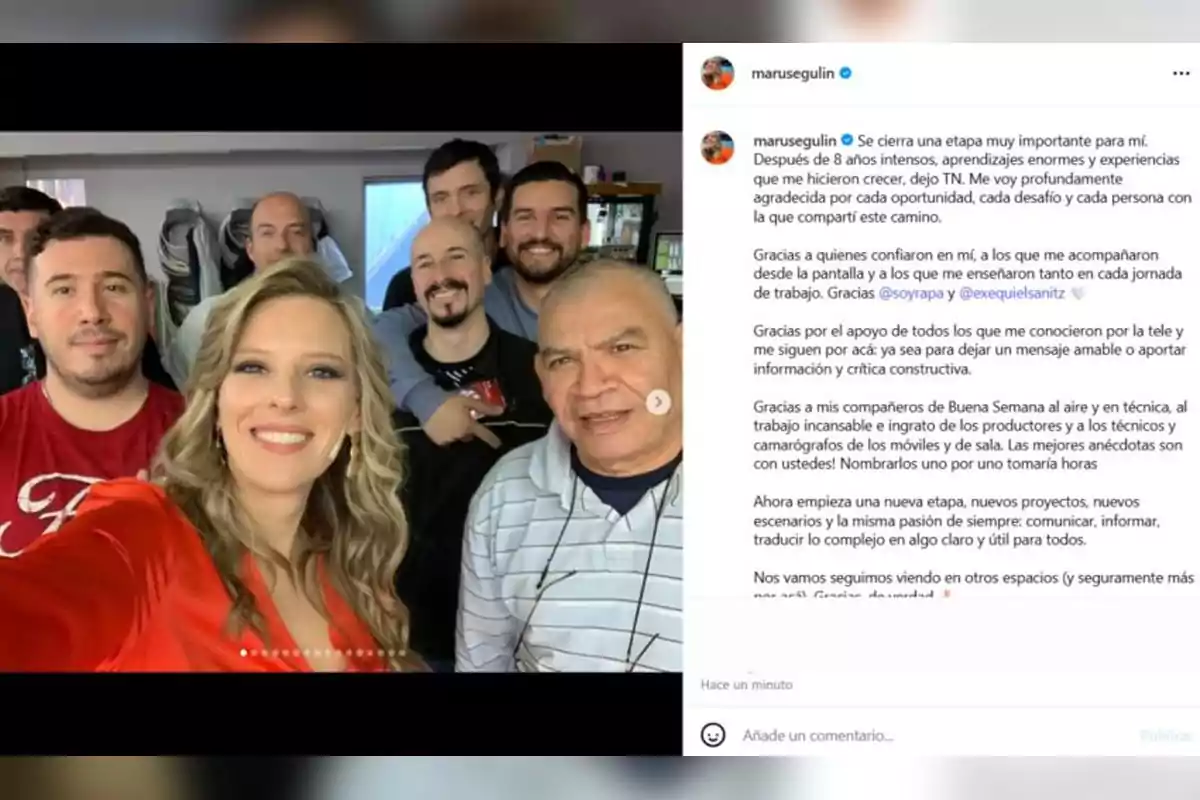 Un grupo de personas sonríe para una selfie, con una mujer en el centro vistiendo una blusa roja, mientras que al fondo se observan varias personas más; a la derecha, hay un texto en una publicación de redes sociales. Un grupo de personas sonríe para una selfie, con una mujer en el centro vistiendo una blusa roja, mientras que al fondo se observan varias personas más; a la derecha, hay un texto en una publicación de redes sociales.