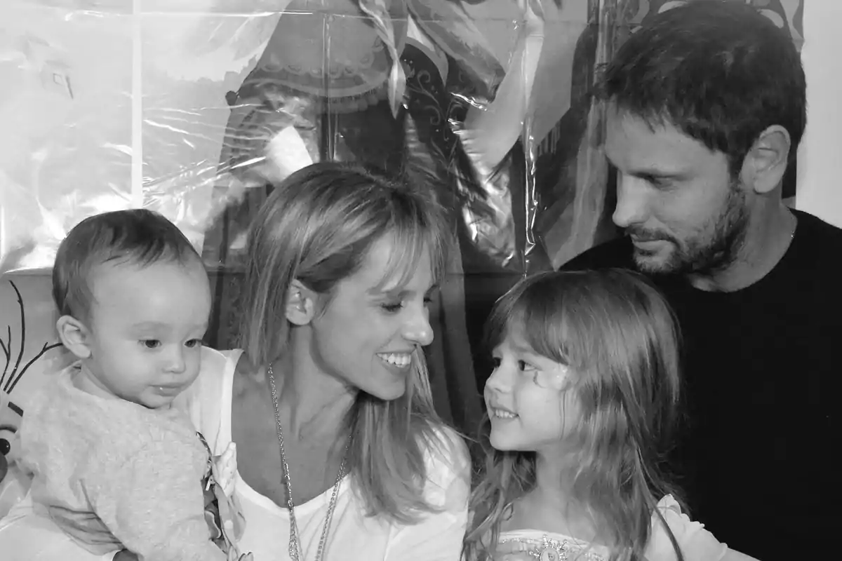 Una familia sonriente comparte un momento feliz juntos. Una familia sonriente comparte un momento feliz juntos.