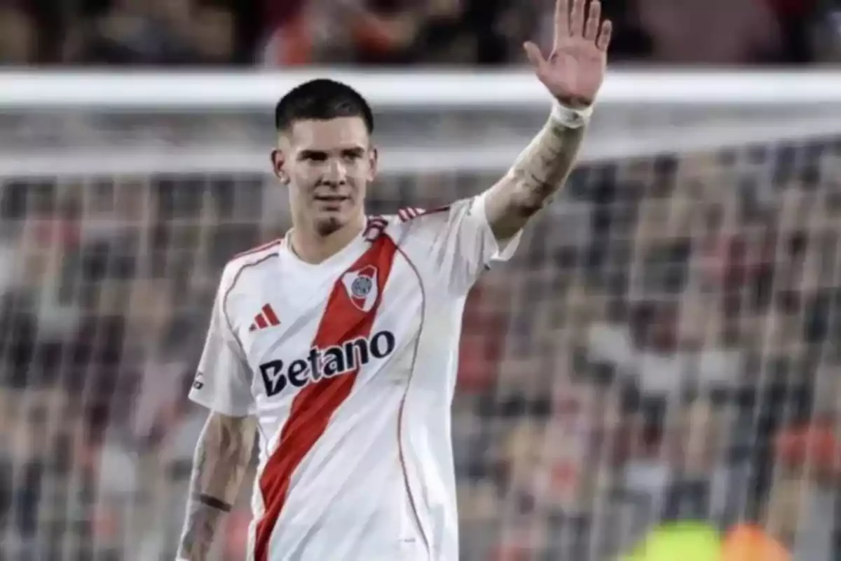 Futbolista con uniforme de River Plate saludando en el campo de juego Futbolista con uniforme de River Plate saludando en el campo de juego