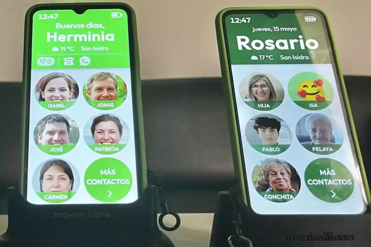 Dos teléfonos móviles con pantallas encendidas muestran una interfaz sencilla y colorida de contactos, diseñada para personas mayores, con fotos y nombres de familiares o amigos en círculos grandes y botones verdes de acceso rápido. Dos teléfonos móviles con pantallas encendidas muestran una interfaz sencilla y colorida de contactos, diseñada para personas mayores, con fotos y nombres de familiares o amigos en círculos grandes y botones verdes de acceso rápido.