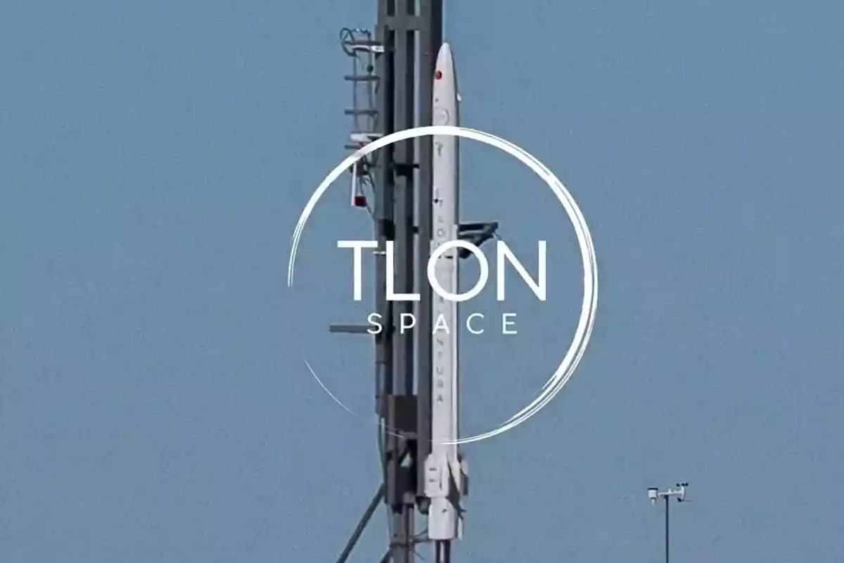 Cohete en una plataforma de lanzamiento con el logotipo de TLON SPACE superpuesto. Cohete en una plataforma de lanzamiento con el logotipo de TLON SPACE superpuesto.