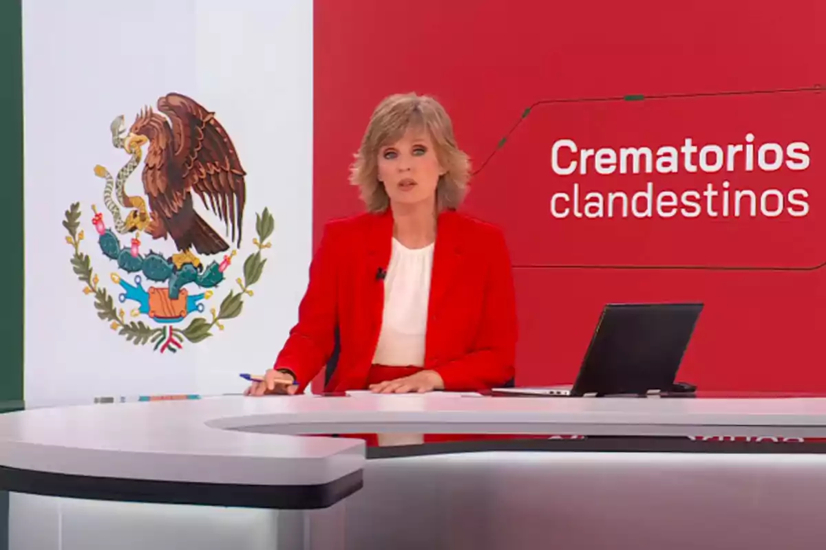 Presentadora de noticias en un estudio con el escudo de México y el texto "Crematorios clandestinos" en el fondo.