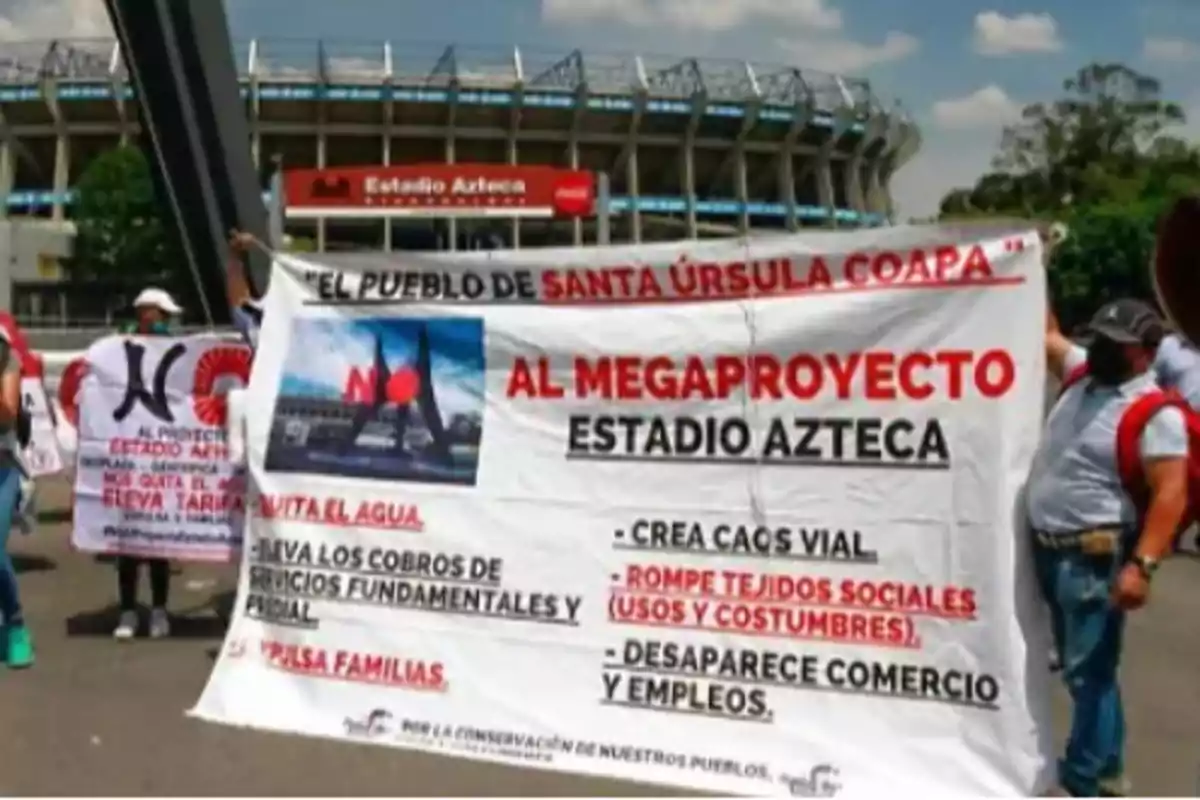 Personas sostienen pancartas de protesta frente al Estadio Azteca, expresando su oposición a un megaproyecto en la zona.