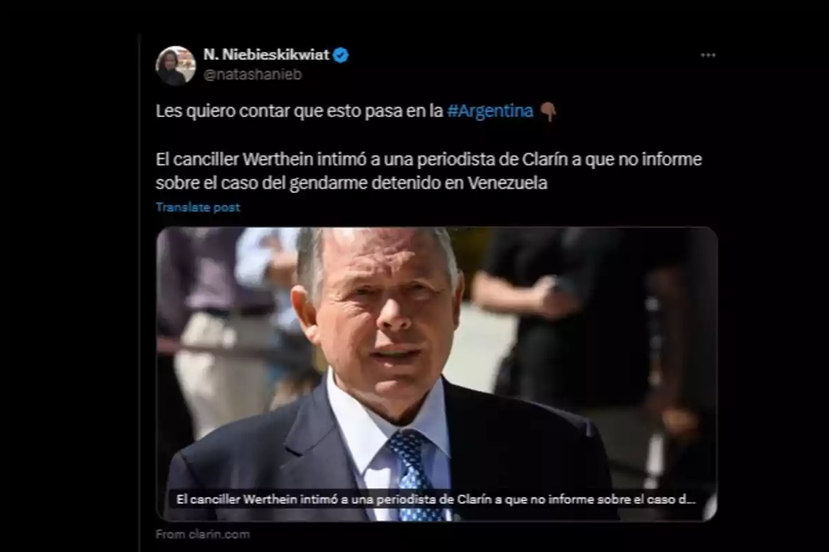 Una publicación de Twitter de N. Niebieskikwiat menciona que el canciller Werthein pidió a una periodista de Clarín que no informe sobre el caso de un gendarme detenido en Venezuela, acompañada de una imagen de un hombre con traje.