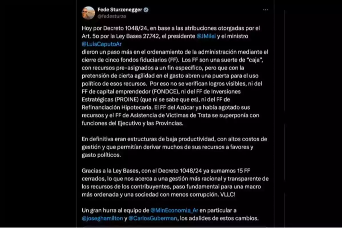 Fede Sturzenegger comenta sobre el Decreto 1048/24, destacando el cierre de cinco fondos fiduciarios por parte del presidente y el ministro. Estos fondos, según él, eran estructuras de baja productividad con altos costos de gestión y permitían desviar recursos a favores y gastos políticos. Aplaude la medida como un paso hacia una gestión más racional y transparente, y felicita al equipo del Ministerio de Economía por estos cambios.