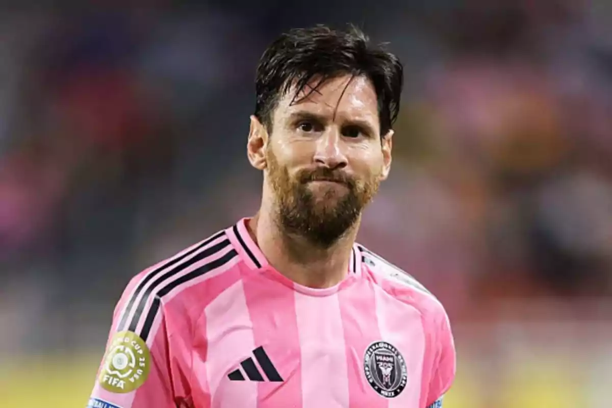 Futbolista con barba y cabello oscuro vistiendo un uniforme rosa del Inter Miami en un estadio